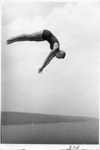 img-girl_diving.jpg