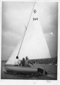 img-girls_in_sailboat.jpg