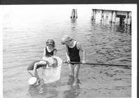 img-girls_with_fish_net.1963.jpg