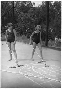 img-two_girls_playing_shuffleboard.jpg